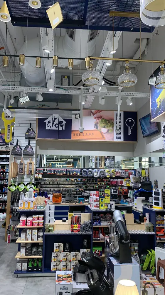 תאורה פנימית וגופי תאורה בתקרה בחנות