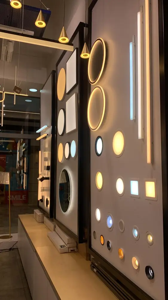 תצוגת גופי תאורה בחנות: פנלים, ספוטים ומנורות תלויות